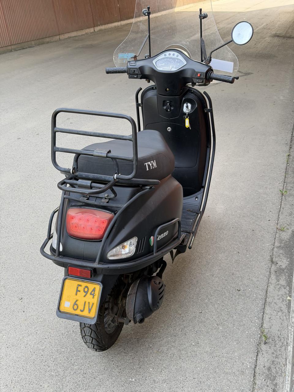 AGM VX50 scooter 45km/h 6600km met Windscherm Valbeugels