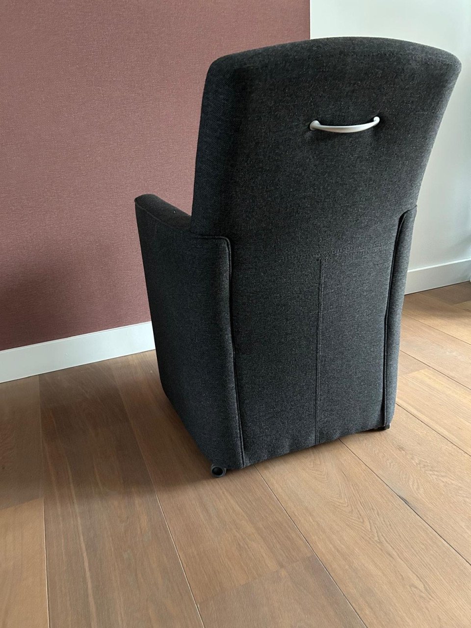 GRATIS - 8 grijze stoelen op wieltjes
