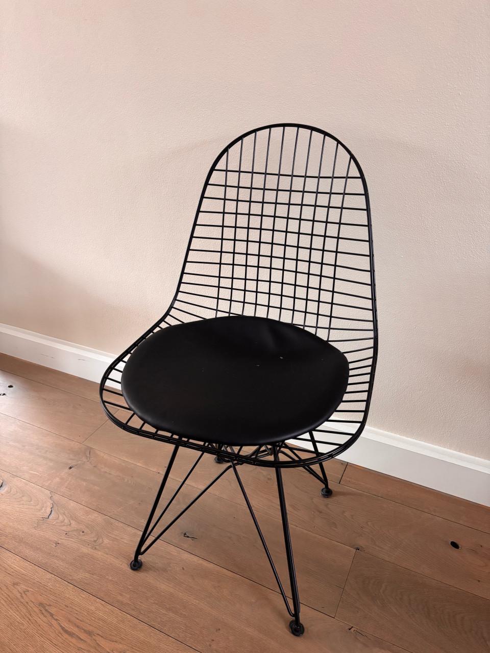 2 stuks stalen eetkamerstoelen