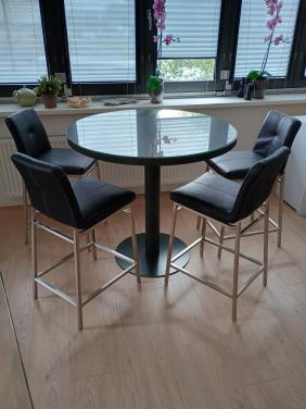 Tafel met 4 krukken