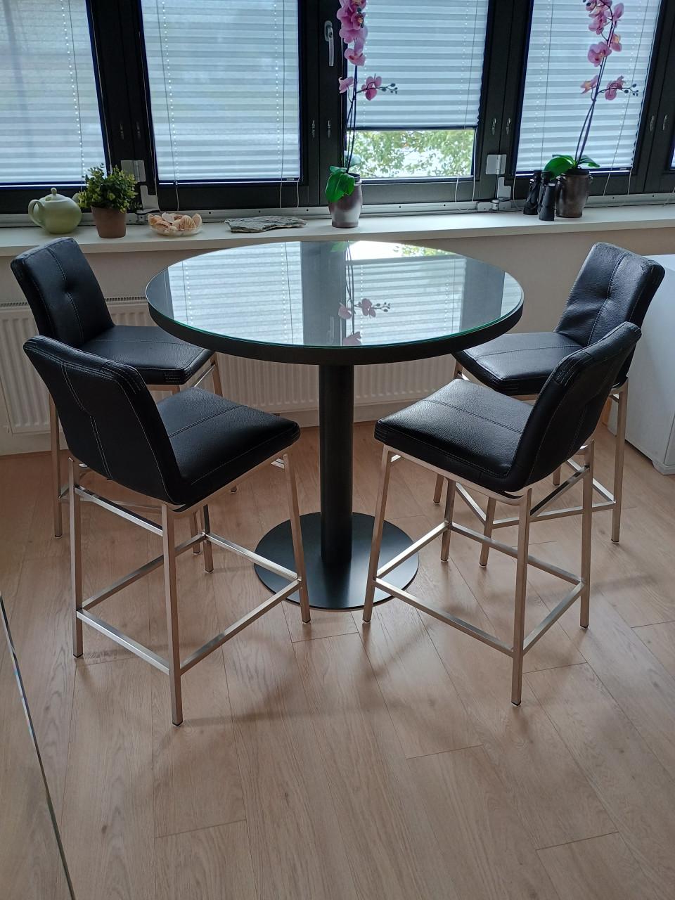 Tafel met 4 krukken