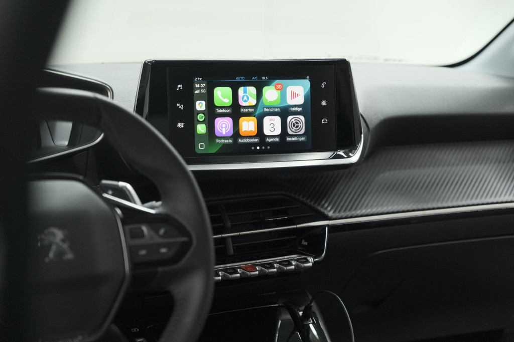 Peugeot 208 puretech 100 eat8 allure pack | camera | apple carplay | parkee