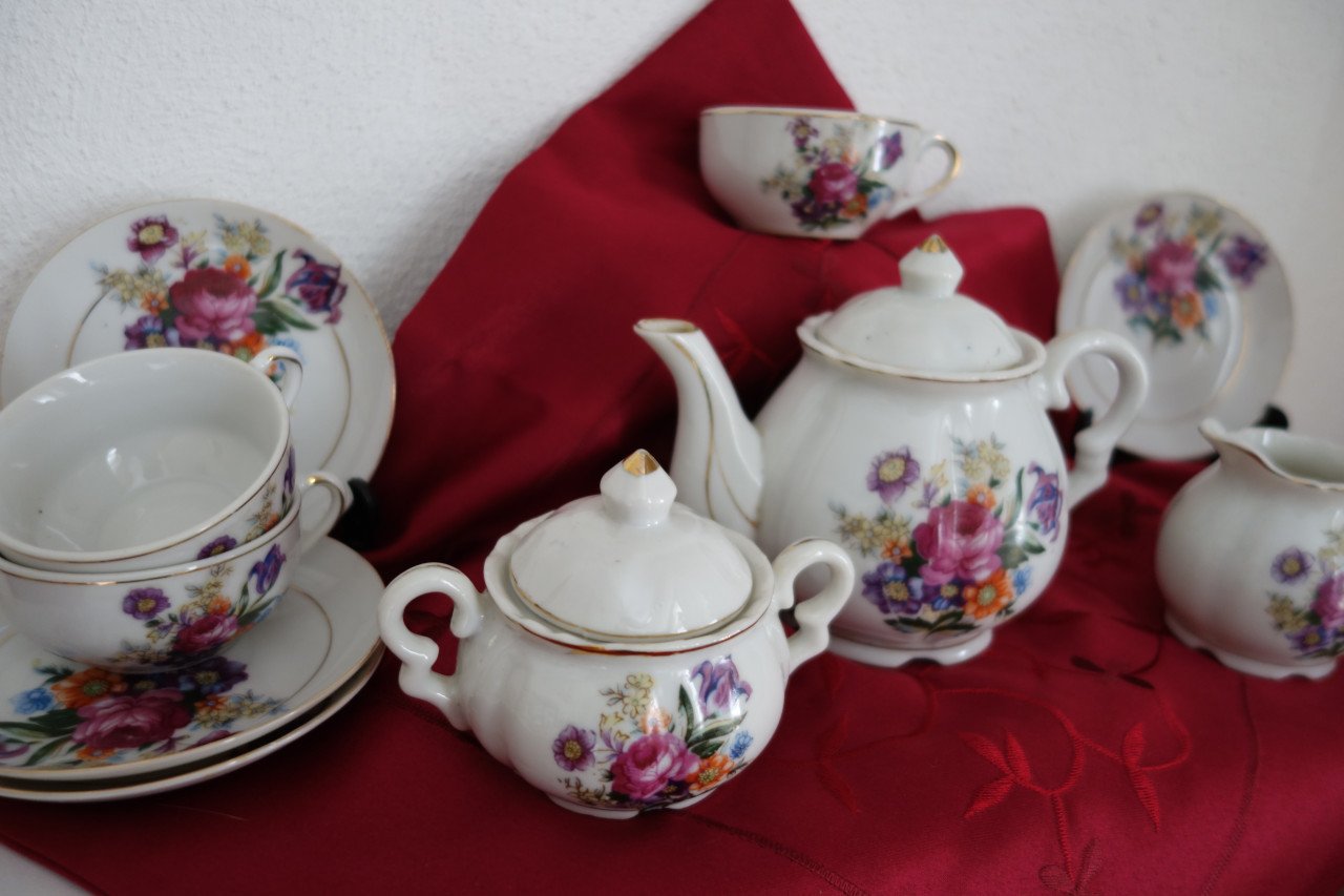 Vintage kinderserviesje uit jaren 60 leuk serviesje met bloemdecor