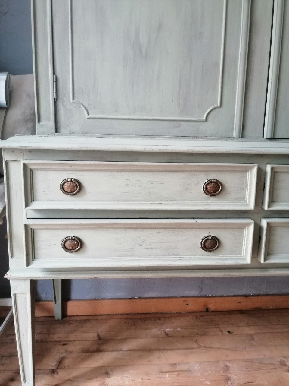 Oude engelse kast  met 2 deuren en 4 laadjes