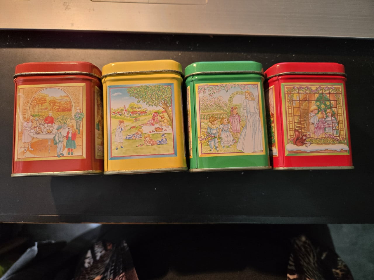 4 vintage metalen blikken met afbeeldingen van de vier seizoenen