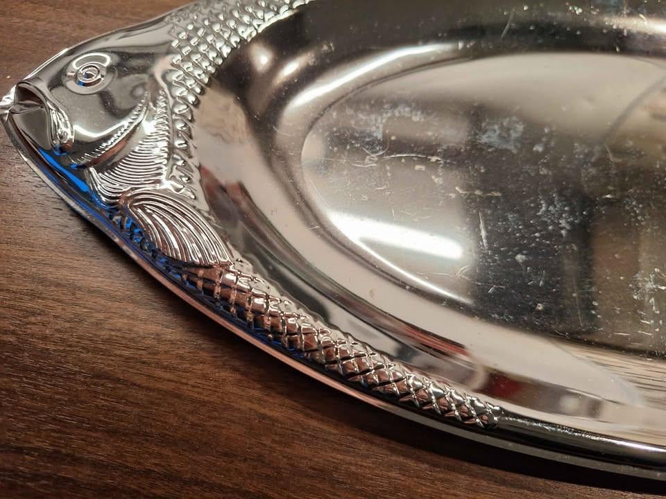 Zilverkleurige visvormige serveerschaal