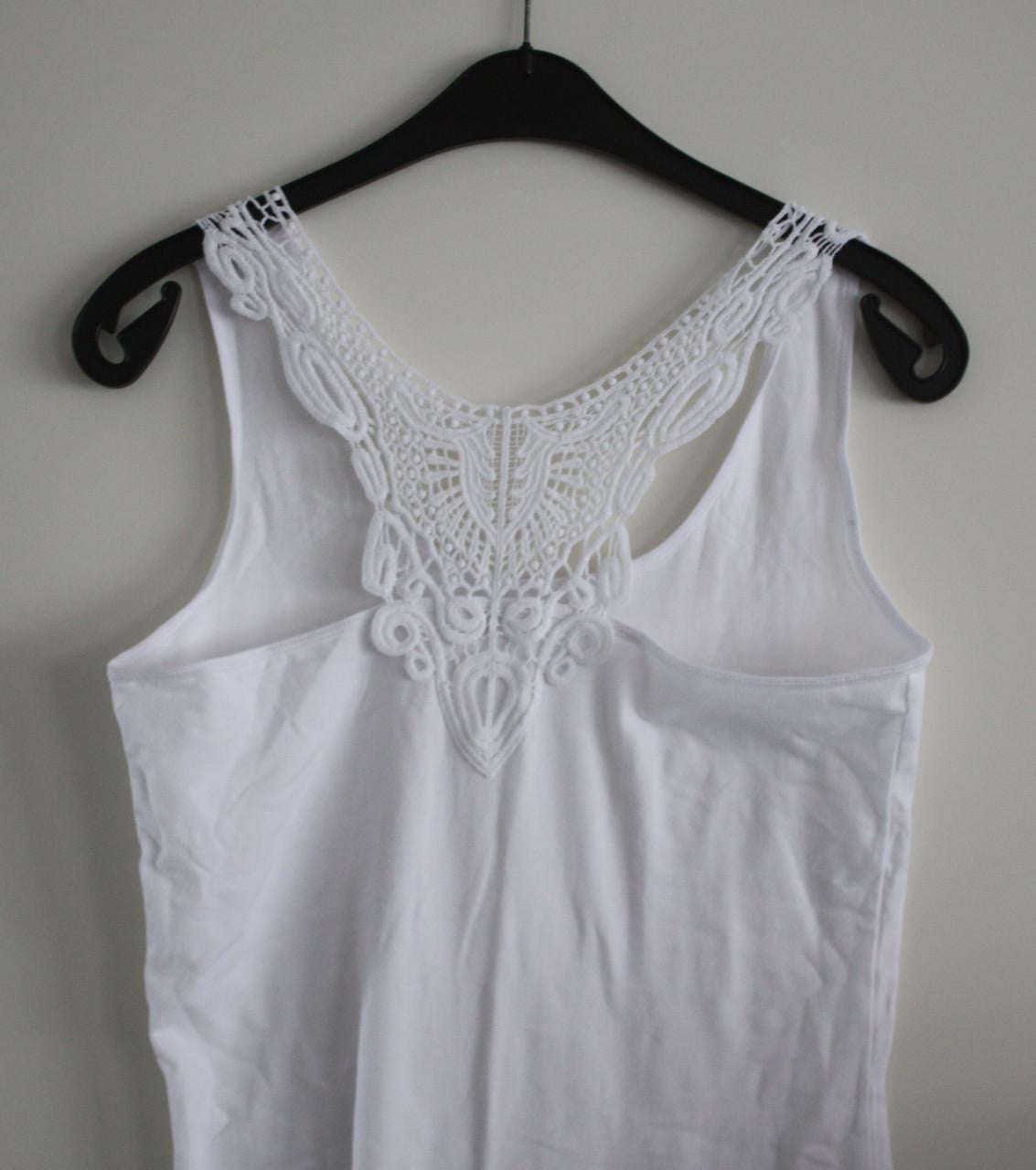 Witte top met achterkant stuk kant  maat m