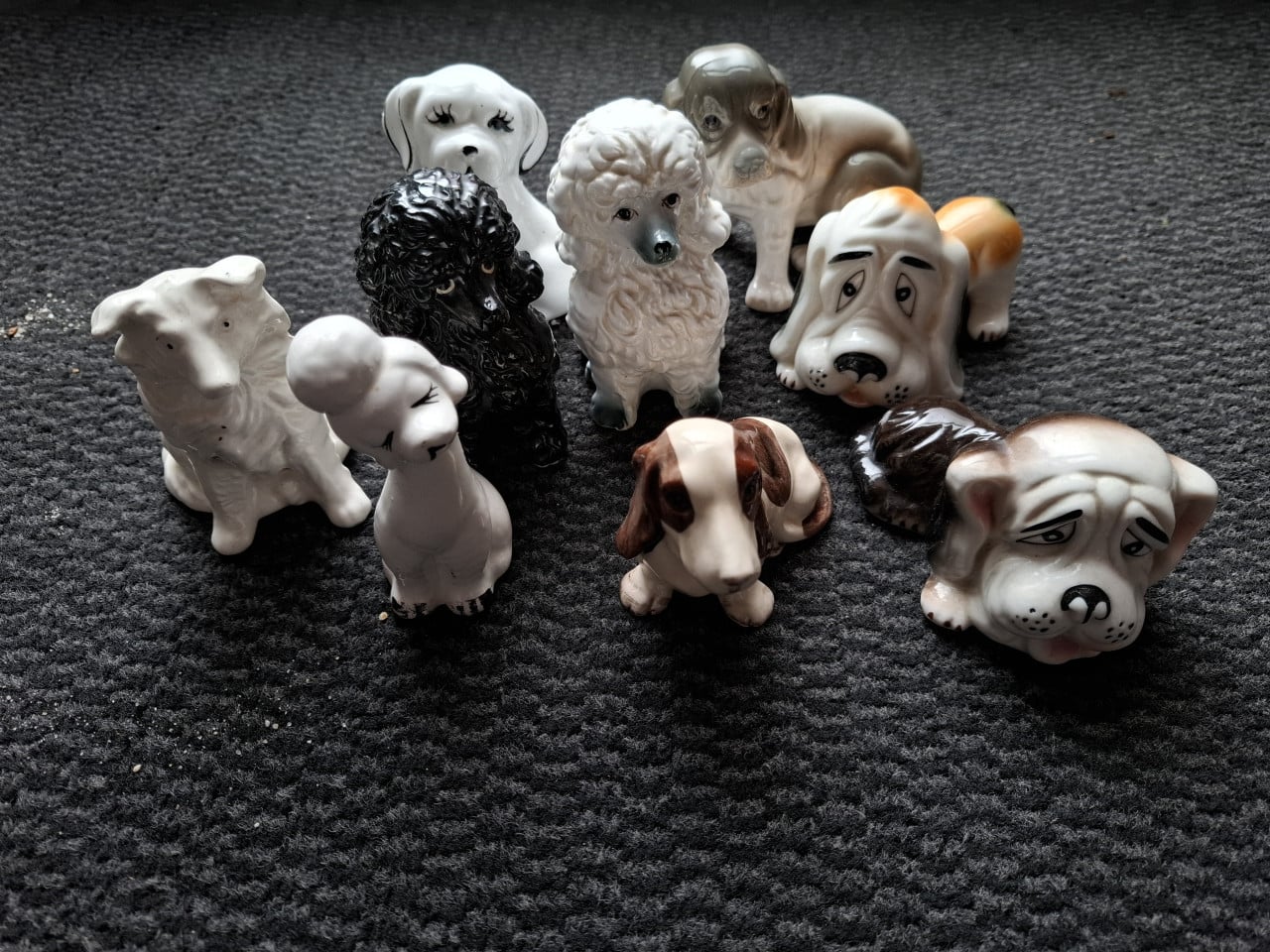 Verzameling honden beeldjes