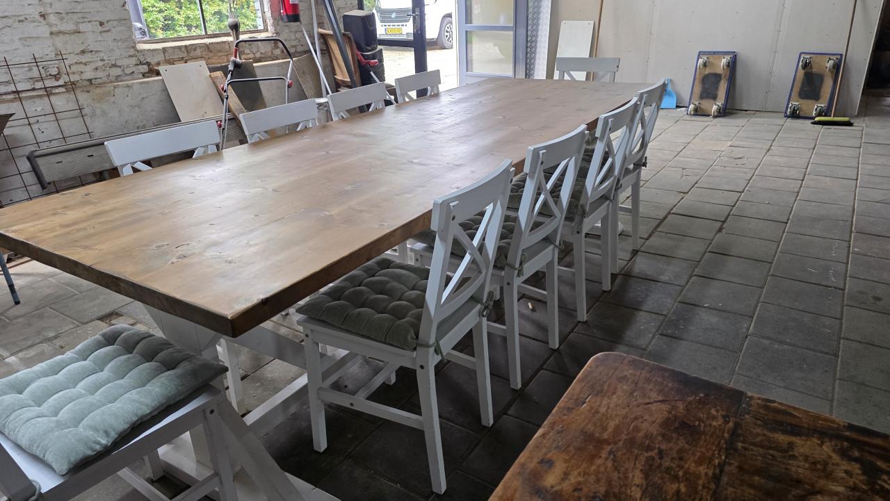 280 cm lange landelijke tafel met 10 stoelen