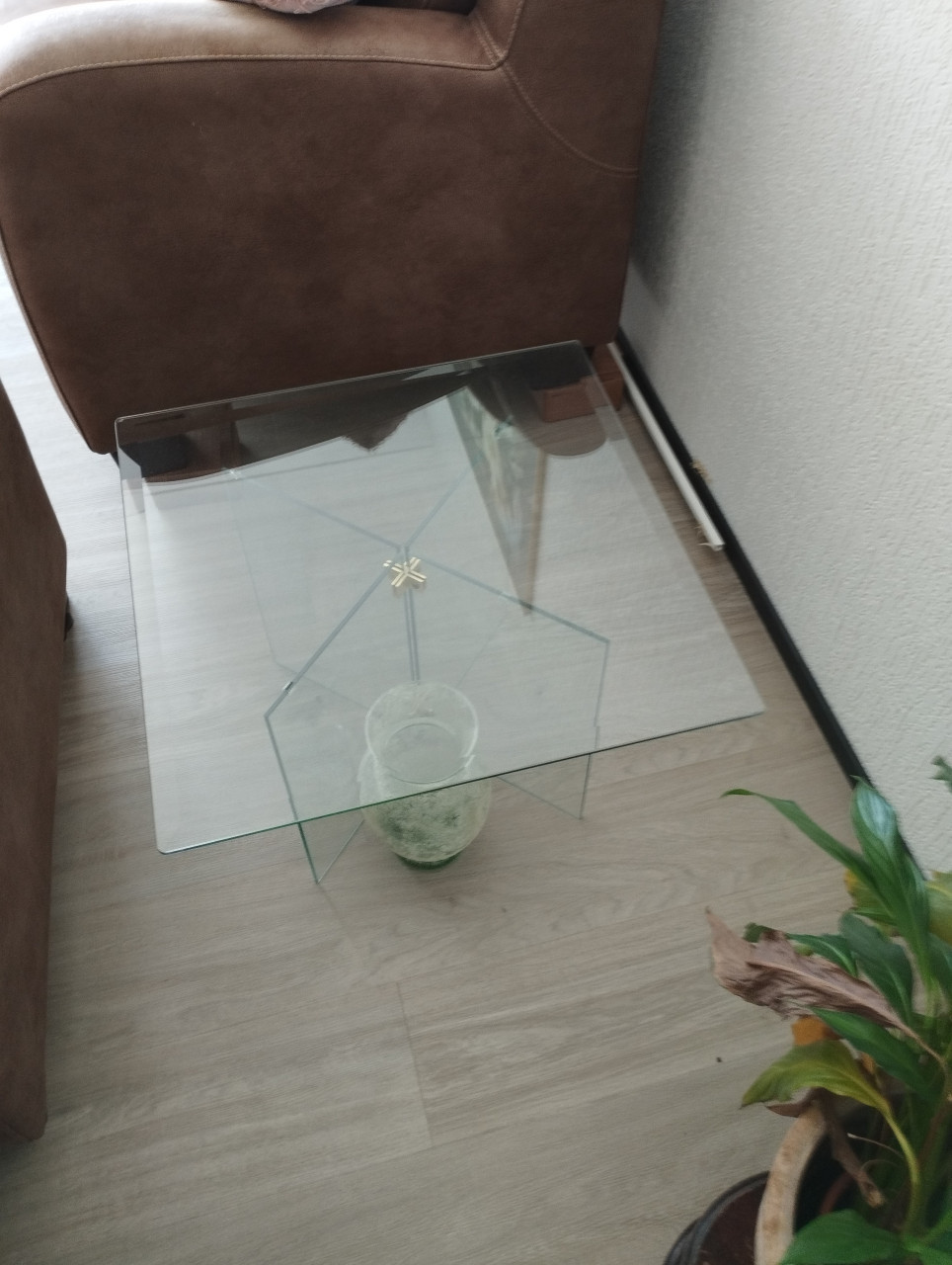 Glazen salon en bijzet rafels