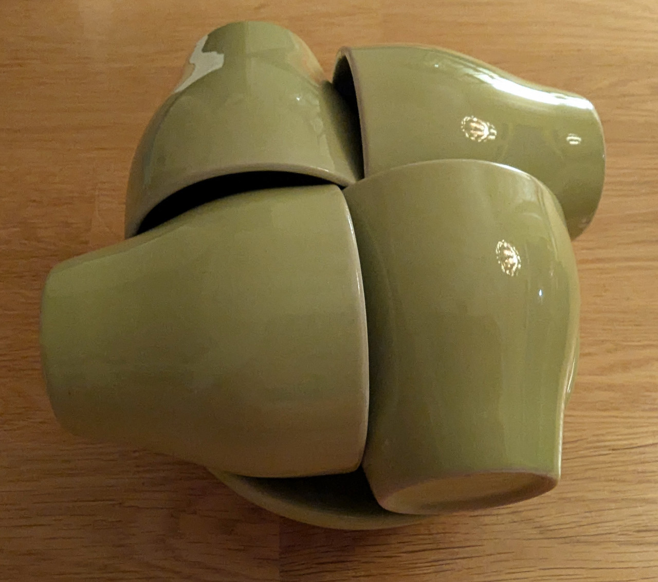 Vrolijk gekleurde kop en schotels