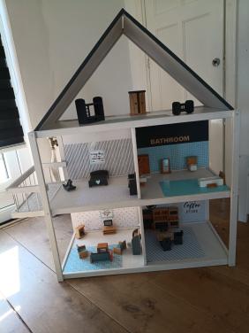Mooi groot houten wit poppenhuis
