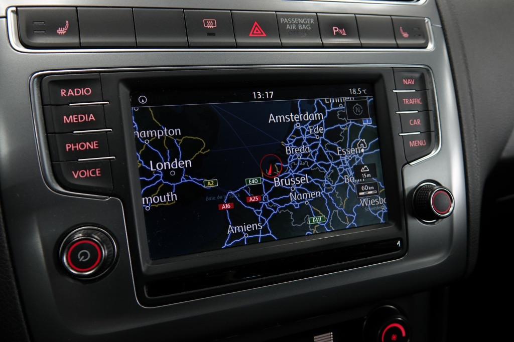 Volkswagen Polo 1.0 trendline | pdc | airco | navi | 17" |