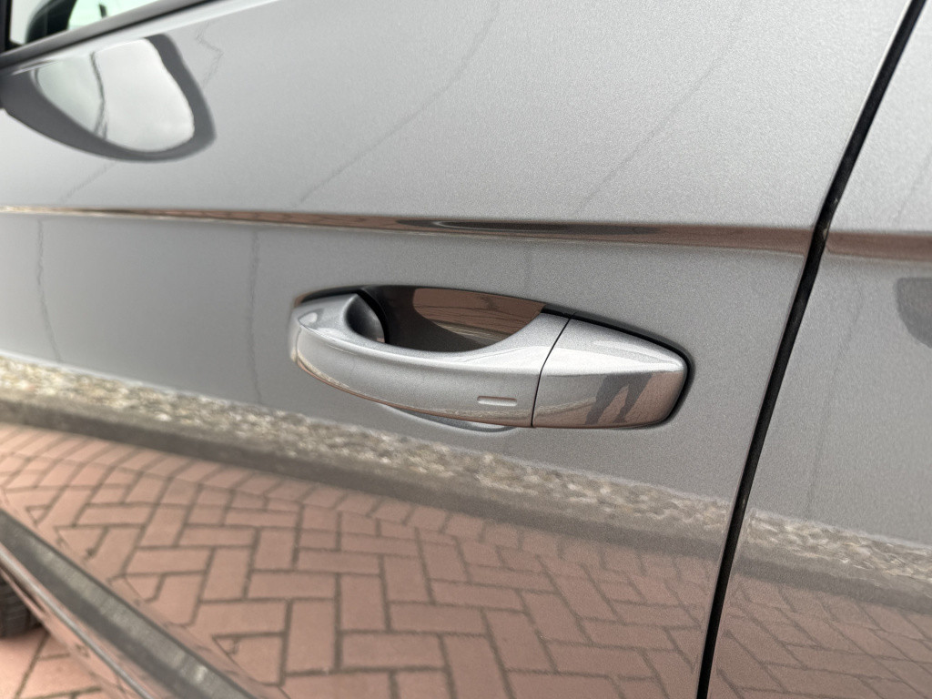 Volkswagen T-roc 1.5 tsi 150pk dsg r-line | acc | side assist | camera