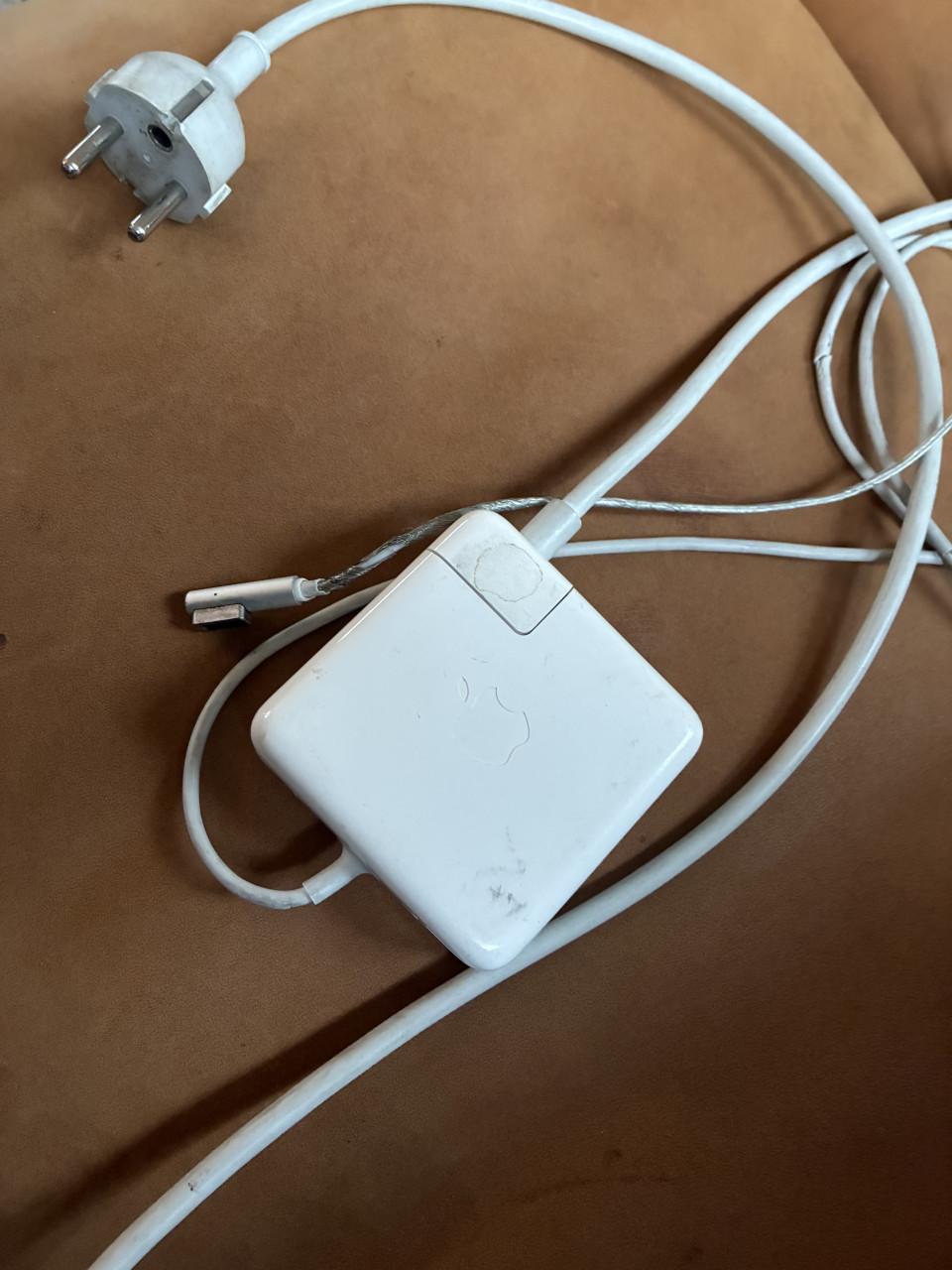 Gezocht oplader voor oude Apple laptop