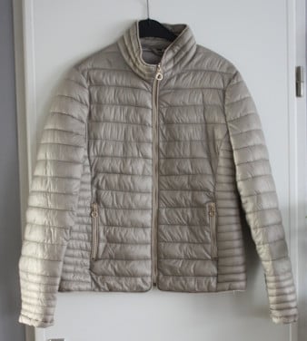 Beige tussen jas met goudkleurige ritsen maat xxl