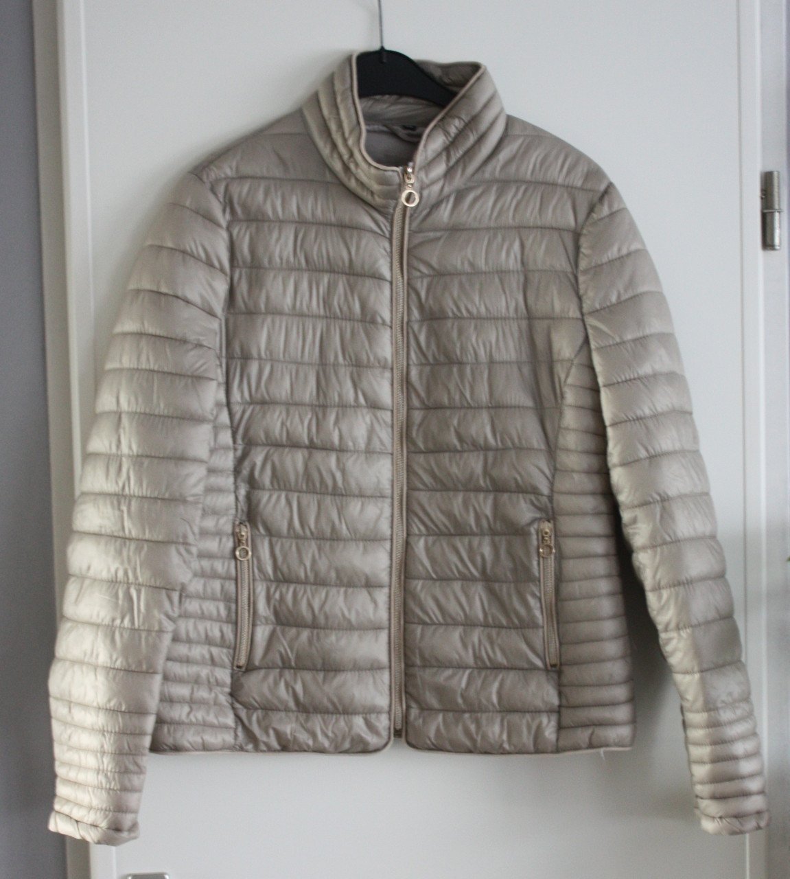 Beige tussen jas met goudkleurige ritsen maat xxl