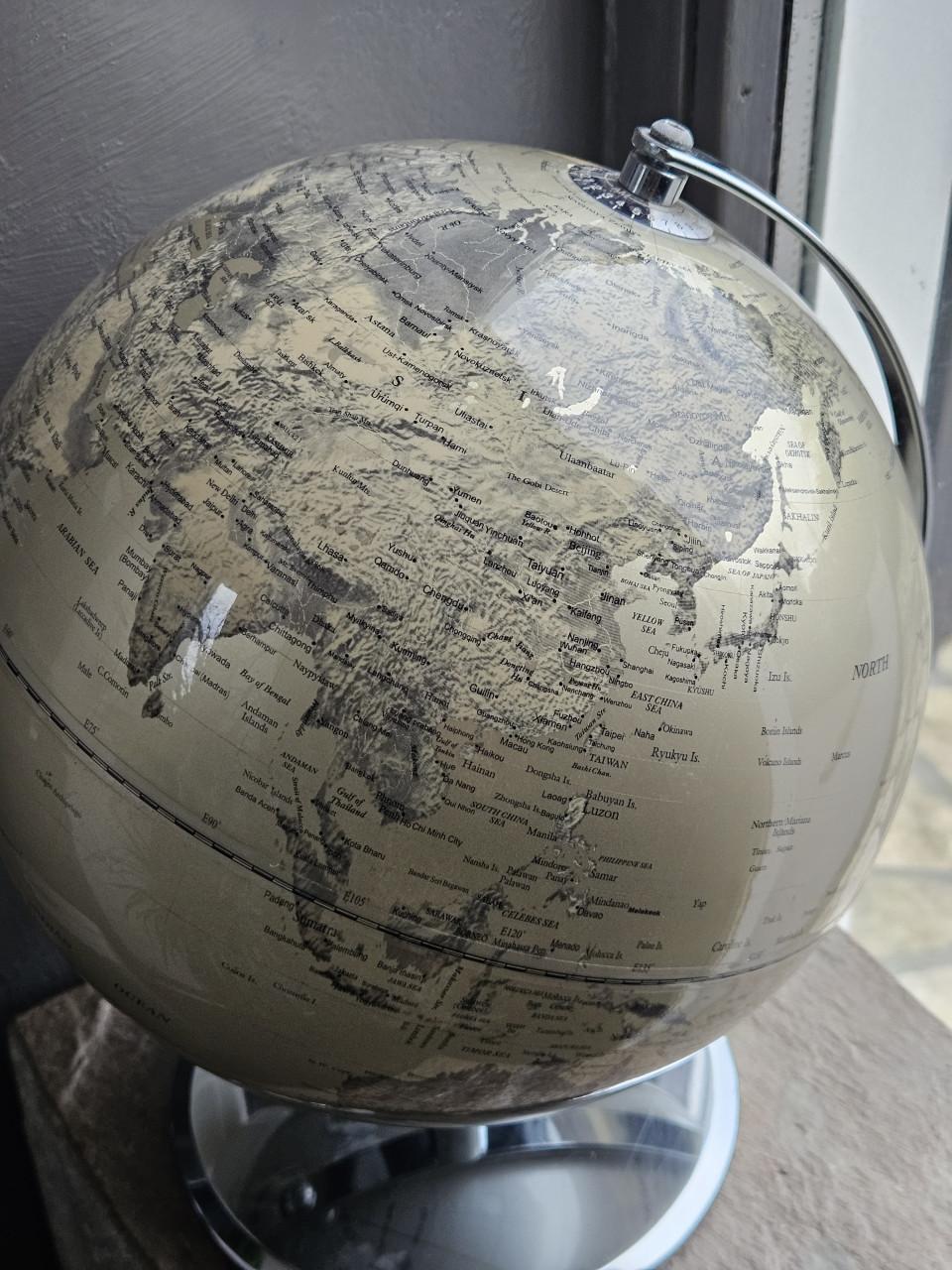 Prachtige gouden vintage wereldbol van metaal en chroom