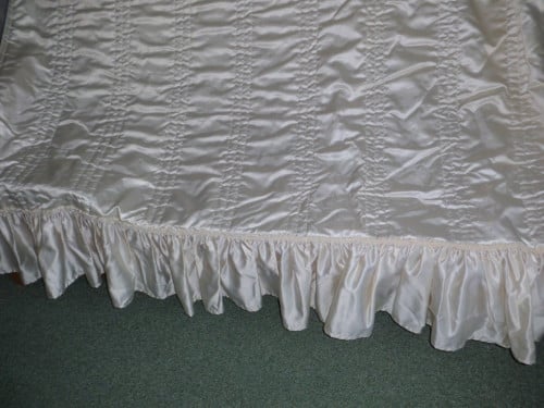 Beige Sprei.