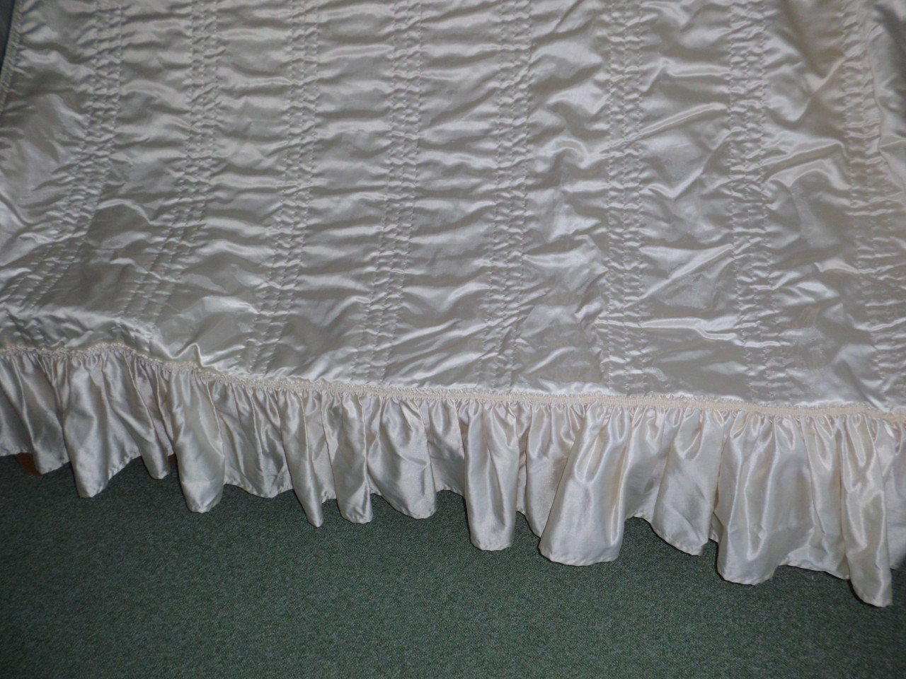 Beige Sprei.