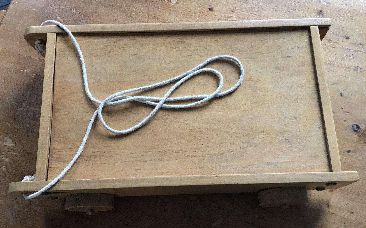 Houten blokkenkar, met dubbele laag blokken, op wielen