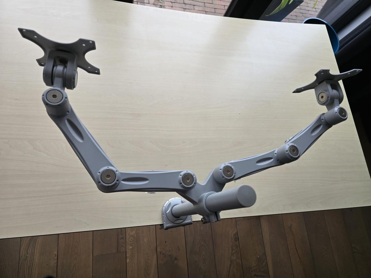 Ahrend bureau, Ahrend bureaustoel en dubbele monitor steun izgs