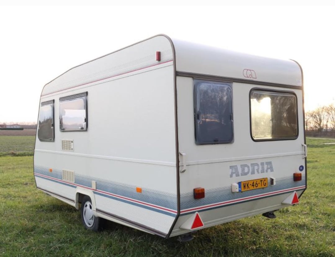 Adria 4158 TD caravan met voortent – charmant project met potentieel!