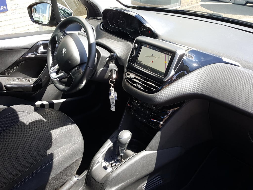 Peugeot 208 1.2 puretech 110pk 5d allure automaat6 navigatie | trekhaak | a