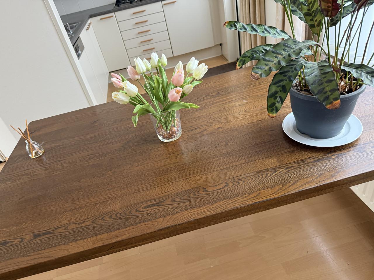 Stevige Eettafel teak. 160x90 cm. Hoogte 77,5 cm.