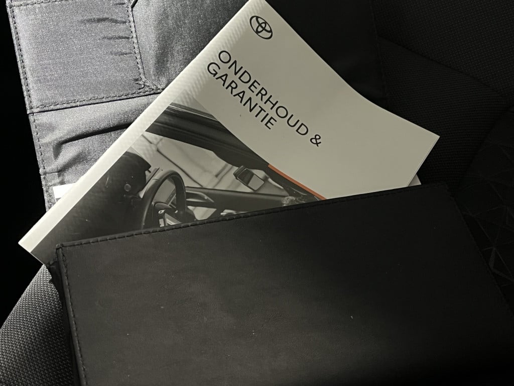 Toyota C-hr 1.8 hybrid dynamic | navi | pdc | camera |