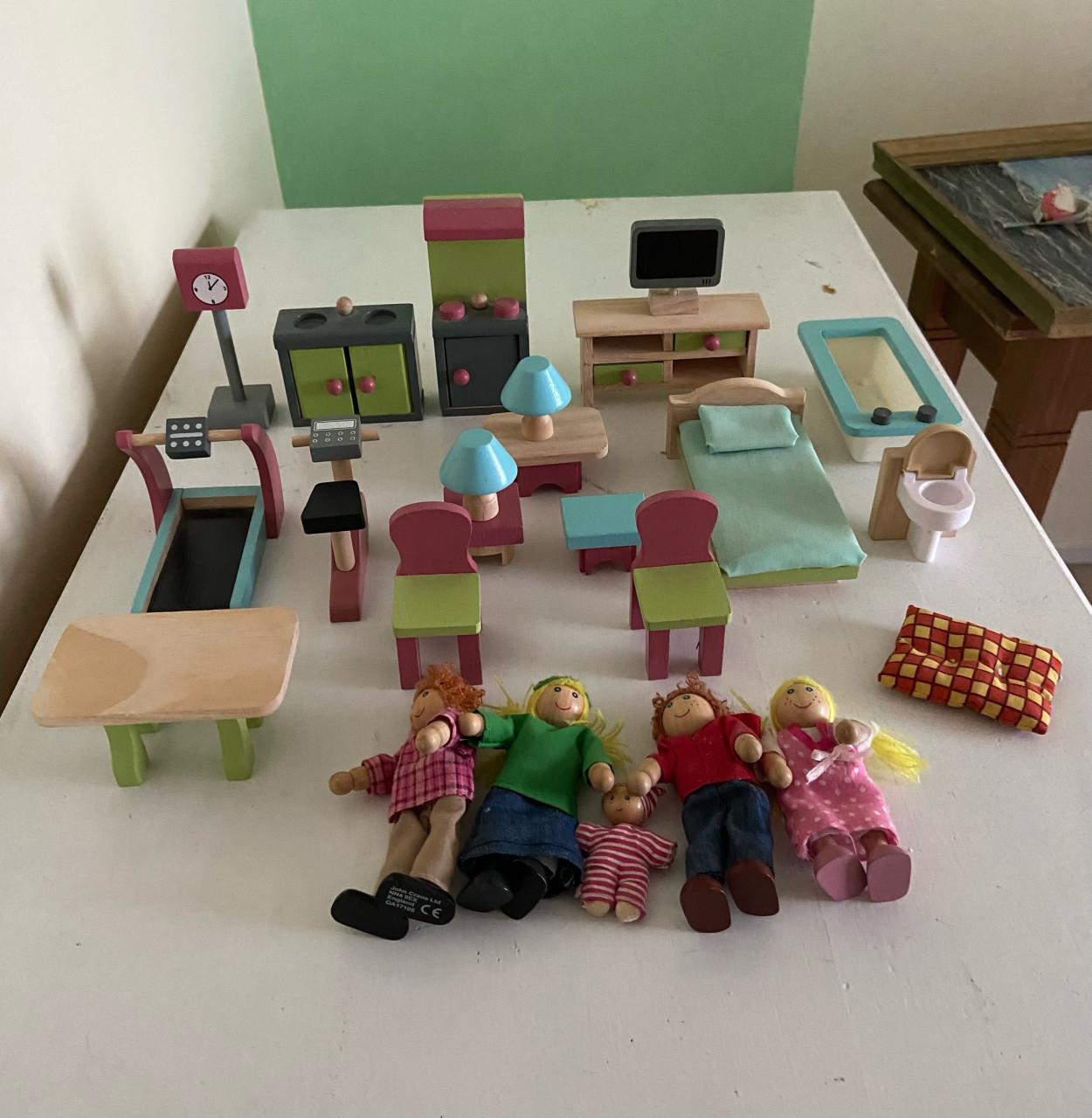 Poppenhuis van hout met toebehoren