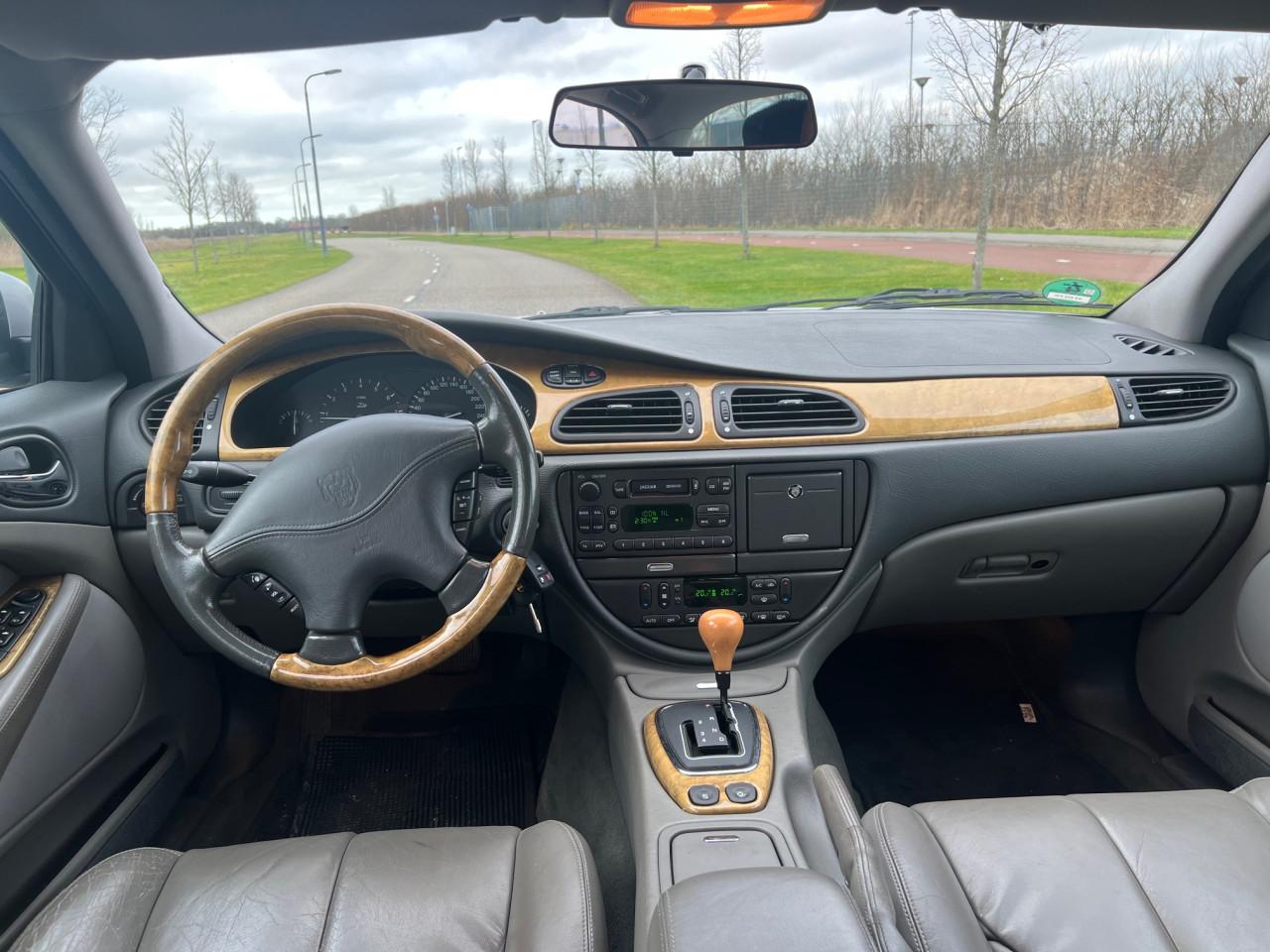 Jaguar S Type uit 2000 met slechts 131.000 km aantoonbaar!!