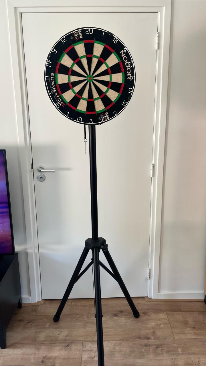 Dart standaard te koop inclusief dartmat. (zonder dartbord)