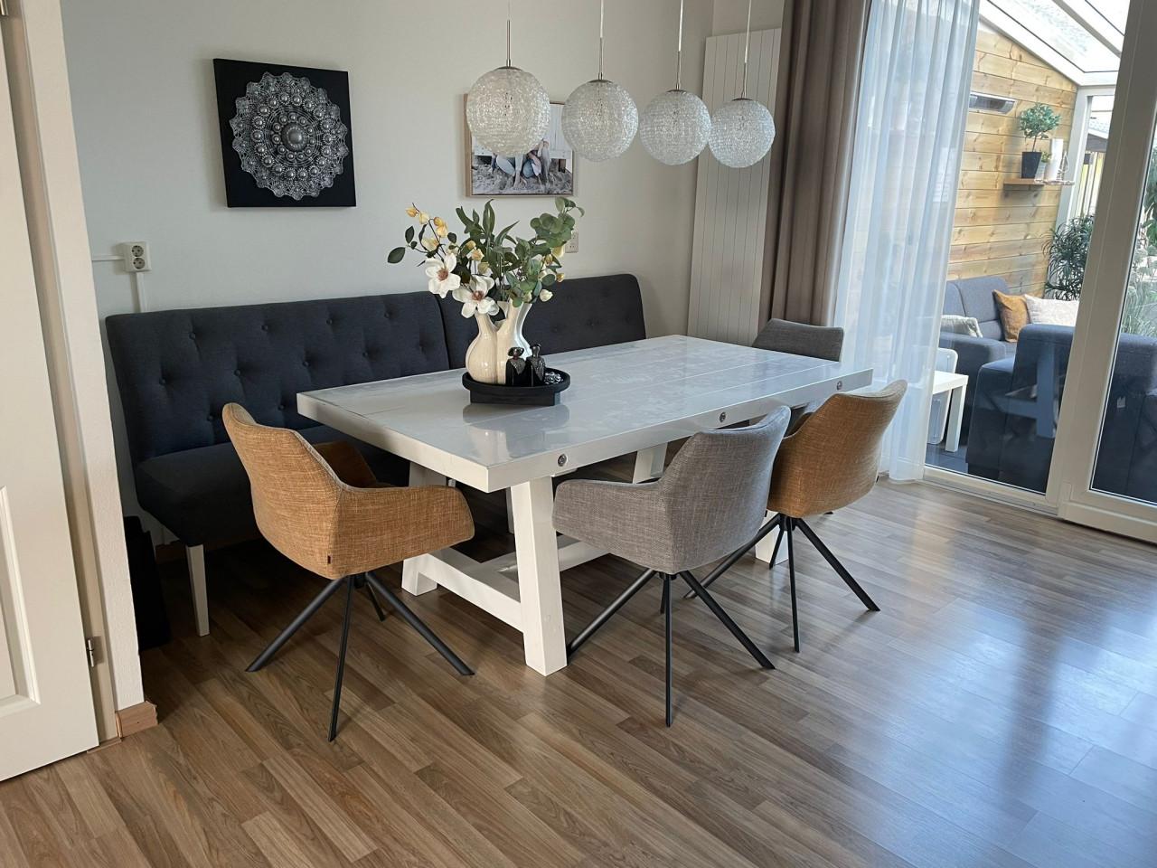 Wit eikenhouten eettafel. koopje! Moet weg.