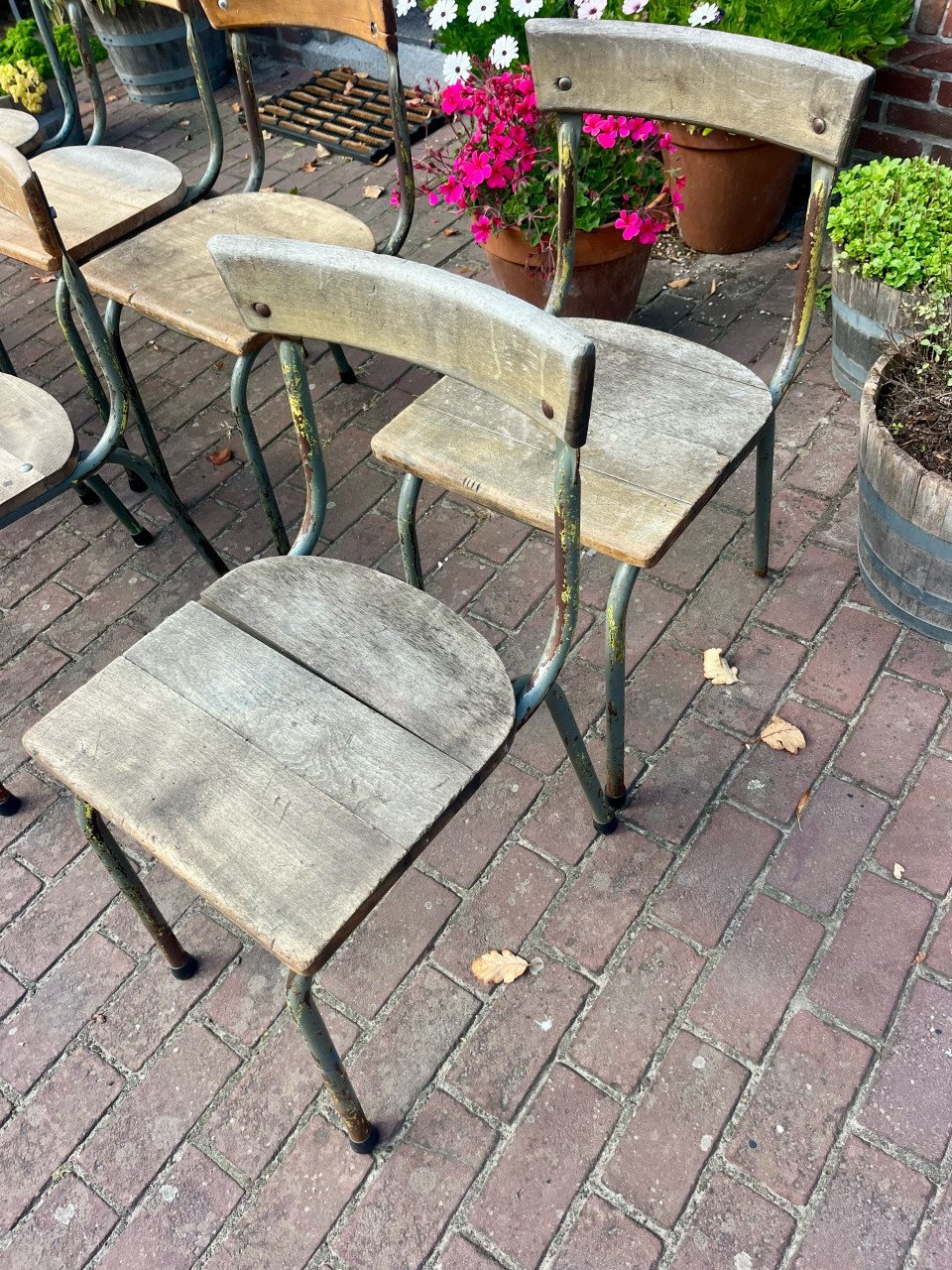 10 houten originele schoolstoelen