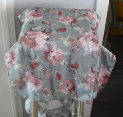 Sjaal grijs met bloemen print