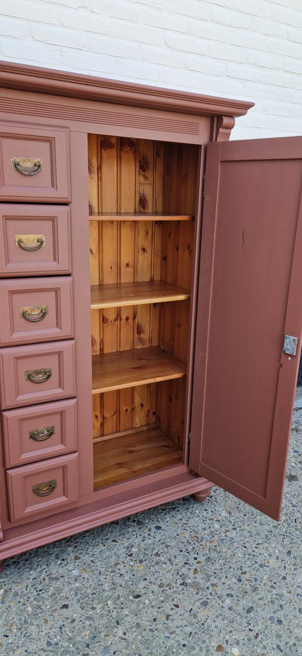 Grenen meidenkast in koper bruine kleur