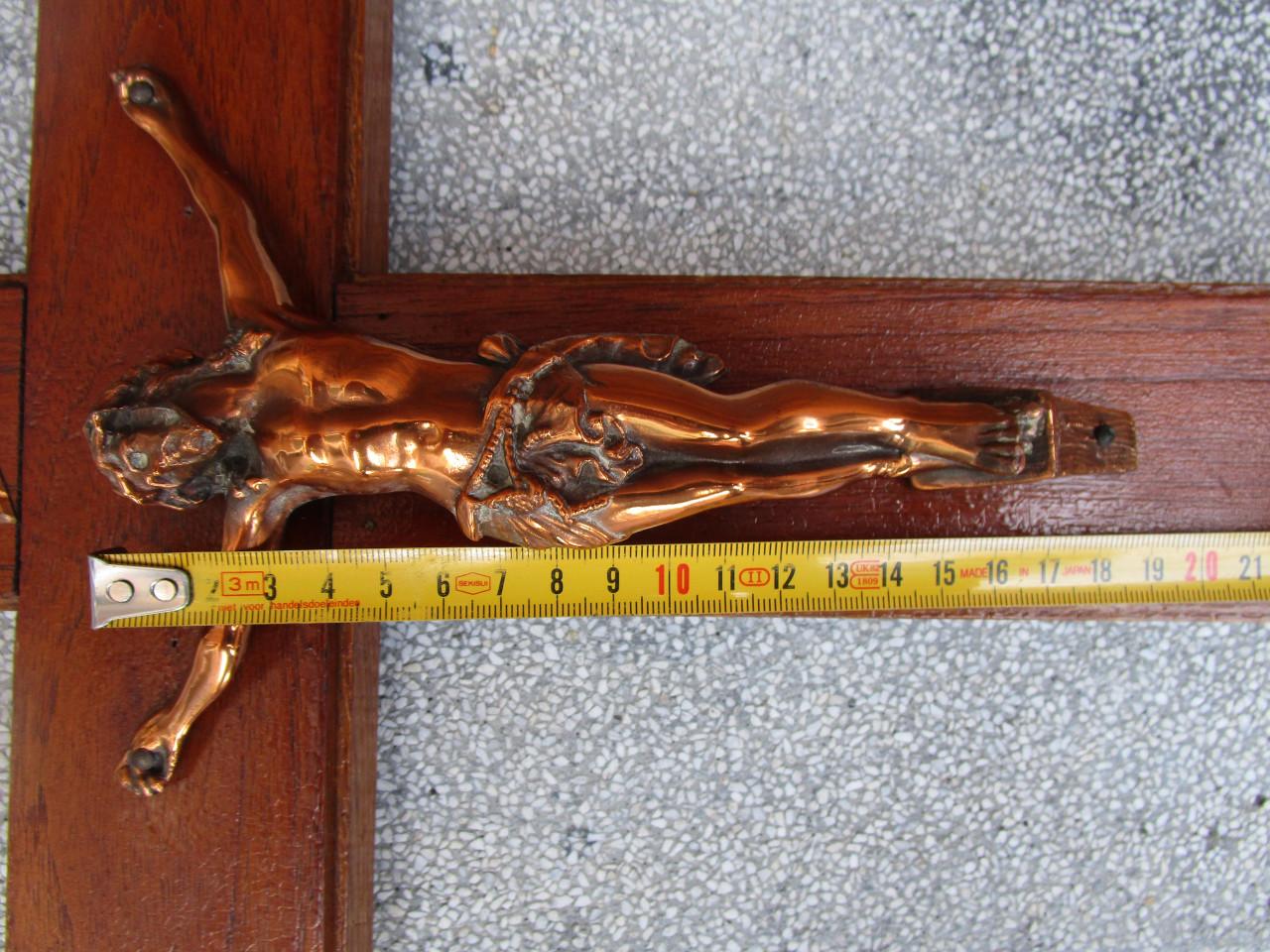 Houten kruisbeeld met bronzen Jezus