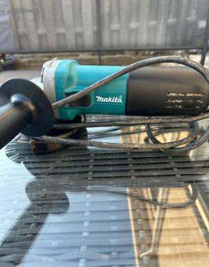 Makita Haakse Slijpmachine 9555NB - zo goed als nieuw