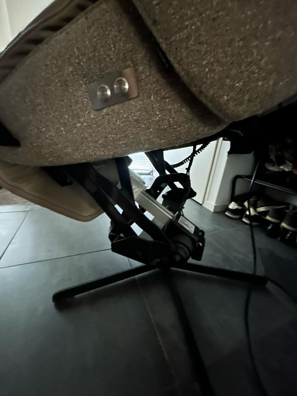 Prominent sta op fauteuil Humberto Tan