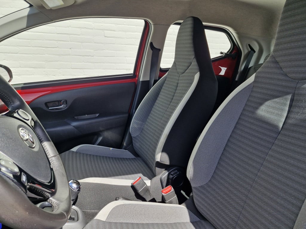 Toyota Aygo 1.0 vvt-i x-play automaat | apple carplay | andoid auto | achte