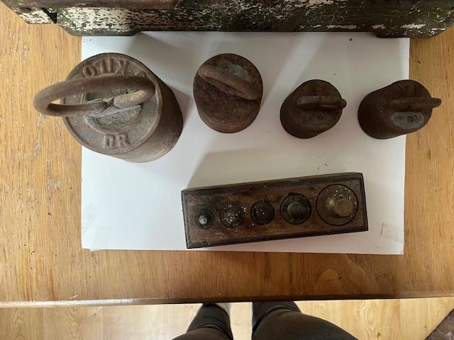 Ouderwetse weegschaal met gewichten