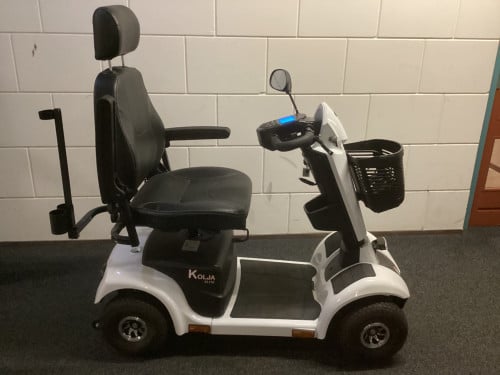 Nieuwe witte luxe scootmobiel