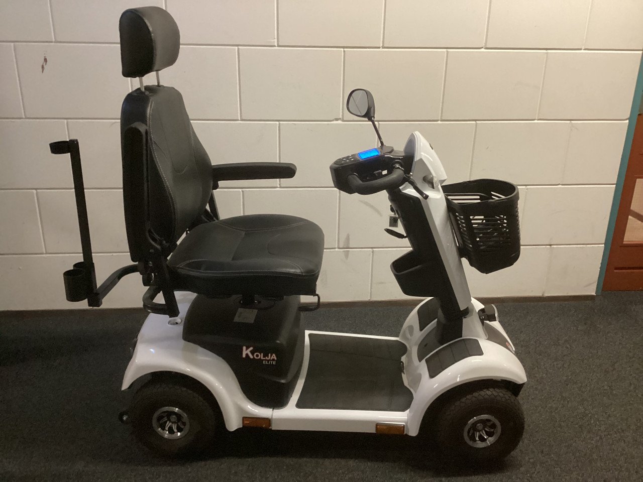 Nieuwe witte luxe scootmobiel