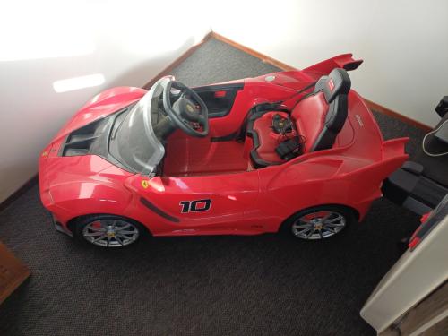 Op afstand bestuurdbare Ferrari waar uw dreumes zelf in kan zitten