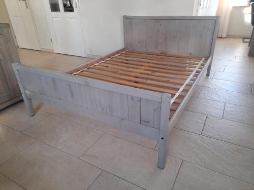 Massief houten bed 140 x 190 (in goede staat)