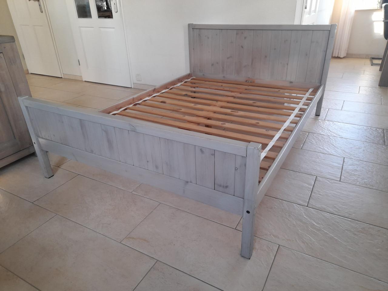 Massief houten bed 140 x 190 (in goede staat)