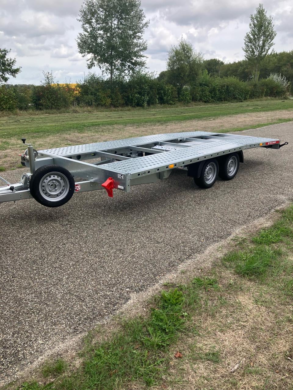 Splinternieuwe auto-ambulance.