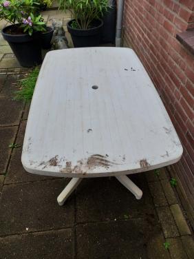 Tuintafel, stoel en voetenbankjes