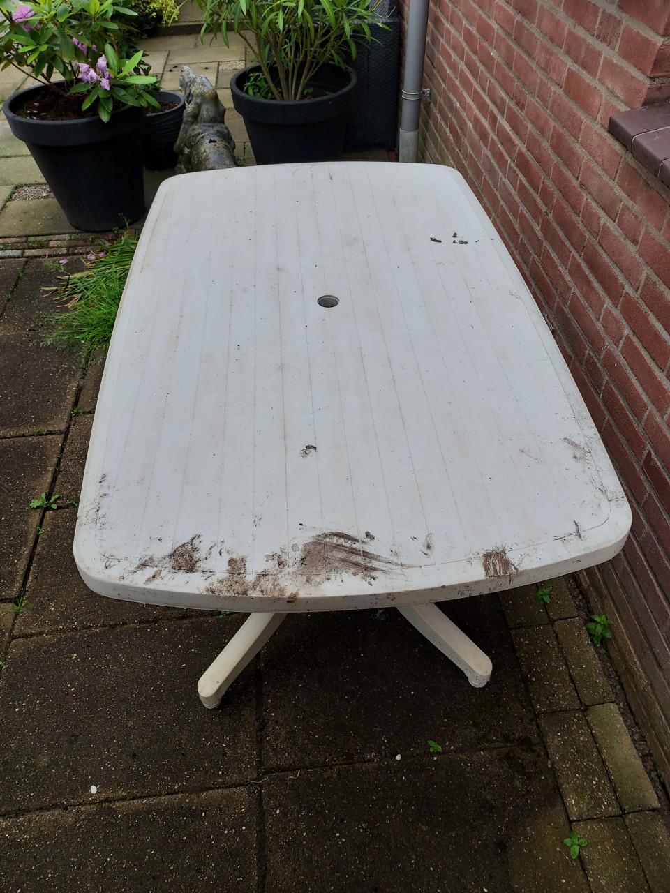Tuintafel, stoel en voetenbankjes